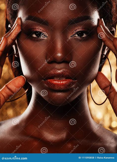 Portrait De Jeune Femme Africaine Sensuelle Sur Le Fond D Or Photo