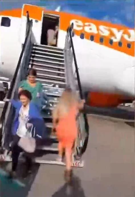 Pregnant Woman Kicked Off Easyjet Flight After Accused As Abusive Daily Mail Online