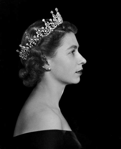 Queen Elizabeth 2 Official Portrait