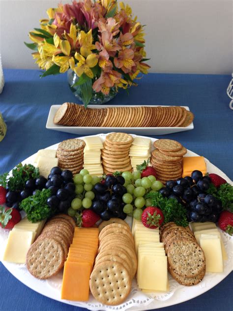 Cheese & Crackers | Еда для вечеринки, Еда, Сервировка блюд