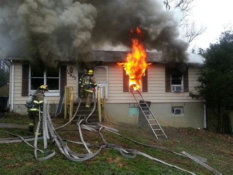 There are two main types of smoke detectors, according to the usfa: Smoke Alarms, Batteries & Daylight Savings Time ...