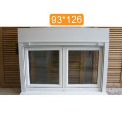Elle comprend un châssis en pvc blanc et un double vitrage transparent. fenêtre pvc blanc