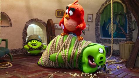 Angry Birds Movie 2 Birds Pigs Form Truce In New Trailer