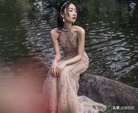 Zhou Dongyu Wore A Nude Color Backless Gown To Attend The Event He Was Slender And Small
