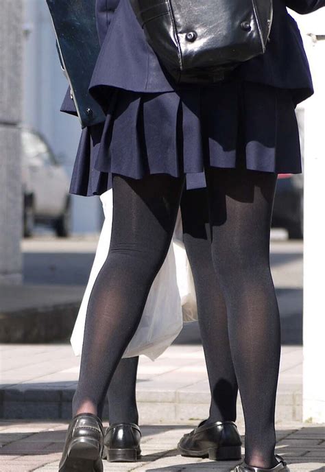 【jk街撮り盗撮エロ画像】肌がうっすら透けた黒タイツを履いたミニスカ女子校生たちの足を接写撮りww エロ画像ミルナビ