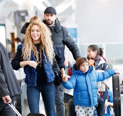 The singer said of her shakira met spanish professional soccer player, gerard piqué, when she filmed the music video for. Shakira i Gerard Pique z synami zaprzeczają plotkom o ...