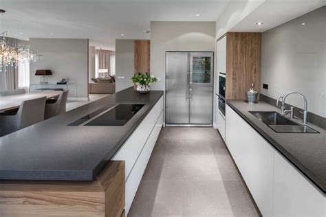 Cette cuisine blanche avec son plan de travail bois miel rappelant le plancher et les poteaux, présente un style très authentique. 1001 + exemples pharamineux de la cuisine en bois