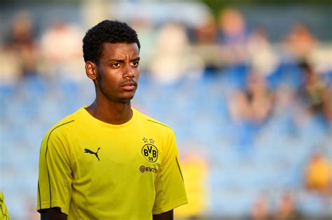 Alexander isak defendido por laporte. Borussia Dortmund: Alexander Isak should be given a chance ...