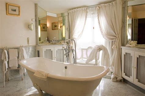 In france the salle de bains almost always includes a full showing and or bathing facility along with the wash basin. Bathroom design ideas: French bathroom decor