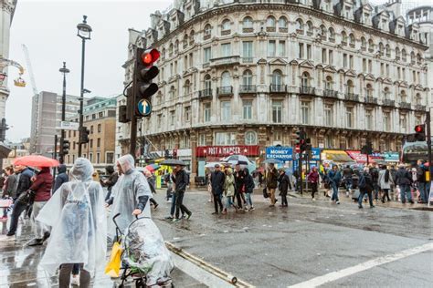 Londres Inglaterra 18 De Octubre De 2018 Luz De Tráfico Y Gente En