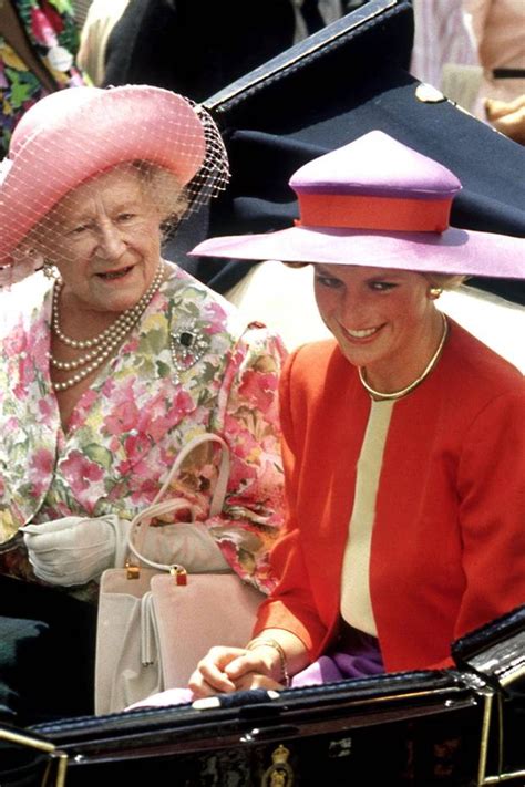 Dianas unabhängigkeit und die scheidung von prinz charles soll der queen stets ein dorn im auge gewesen sein. Prinzessin Diana - ihr Leben, Bilder und News | Prinzessin ...