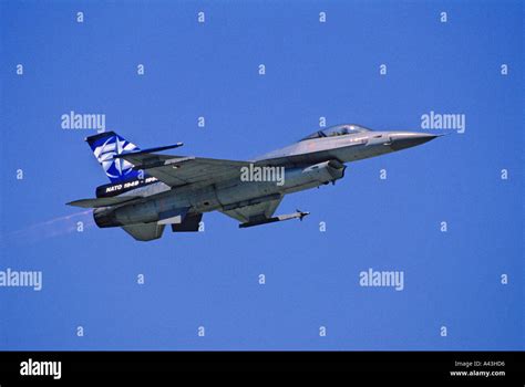 General Dynamics F 16 Fighting Falcon Stock Photo Alamy