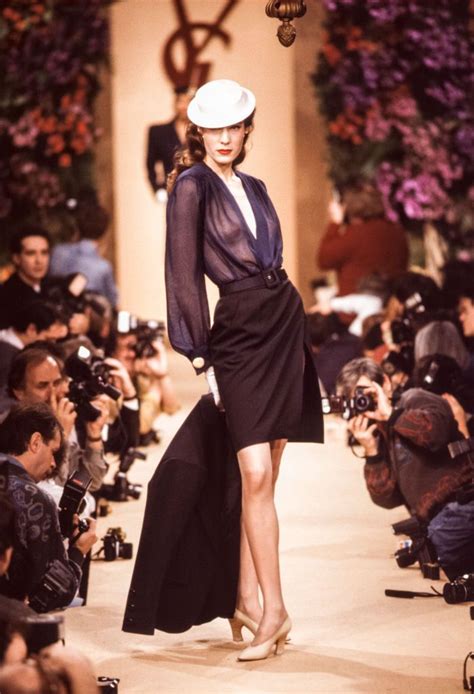 Défilé Yves Saint Laurent Haute Couture Collection Printemps Eté 1989 90 à Paris Le 25 Janvier
