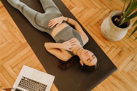 Posturas De Yoga Para Principiantes Que Transformar N Tu Cuerpo Glamour