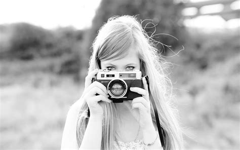 Девушка с фотоаппаратом чёрно белое фото обои для рабочего стола