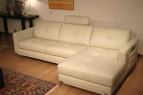 Il divano in pelle bianca è senza dubbio un manufatto pregiato e molto richiesto soprattutto nei colori chiari come il bianco o l'avorio. Outlet divani: offerta divano in pelle Annabella ...