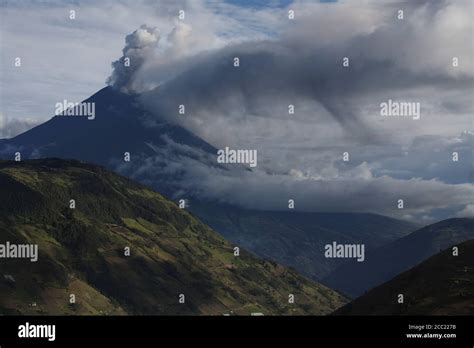 Ecuador Tungurahua Volcano Eruption Stock Photo Alamy