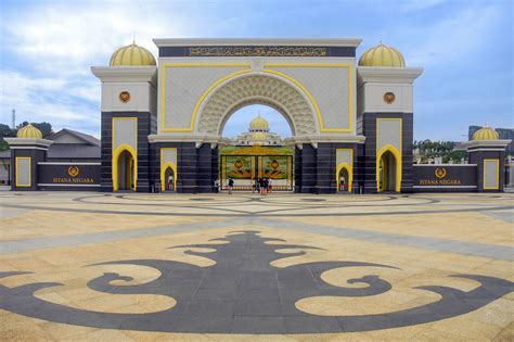 The stadium, which has 10,000 permanent seats, is fully air conditioned and is capable of housing many different events, including sports events and concerts. Neuer Istana Negara in Kuala Lumpur, Malaysia | Franks ...