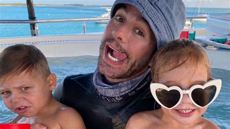 Goldig Enrique Iglesias Teilt Seltenes Selfie Mit Den Twins