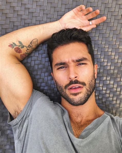 Best Selfie Poses For Guys To Look Charming Macho Vibes
