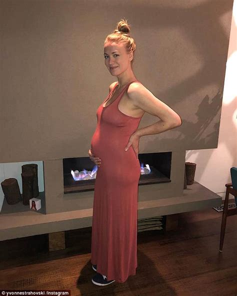 The Handmaids Tale Actress Yvonne Strahovski Hid Her Pregnancy Daily