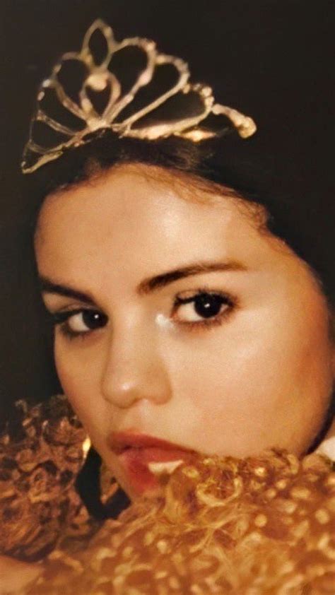 Selena Gomez Cute Selena Gomez Photos Selena Gomez Wallpaper Suri Cruise Gold Aesthetic