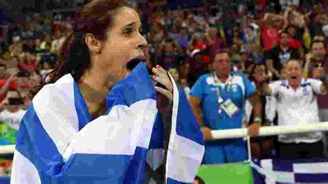 A altura vai aumentando a cada salto positivo. À sombra de Isinbayeva, grega é campeã olímpica no salto ...