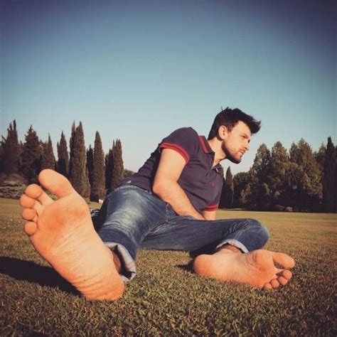 Pin By Fred Flinstone On Male Feet 3 Male Feet Bare Men Guy Pictures