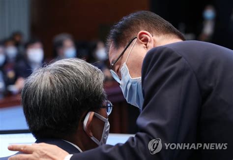 문 대통령은 이날 이미 도입된 사드 2기 외에 비공개로 4기가 추가로 반입돼 있다는 사실을 보고 받은 뒤 민정수석과 안보실장에 이렇게 지시했다. 대화하는 노영민-정의용 | 연합뉴스