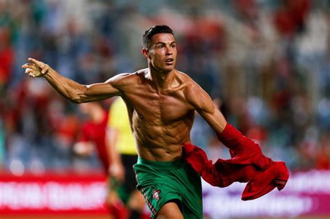 Cristiano Ronaldo Marca Duas Vezes Em Vitória De Portugal E Se Torna O