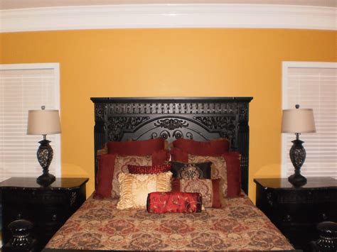 Gold Walls Black Furniture I Guess It Can Work Love The Rust Accents
