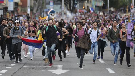 Colombia cumple 8 días consecutivos de protestas en los que los enfrentamientos entre manifestantes y autoridades han sido repetitivos. Fallece el primer manifestante en las protestas en Colombia - Diario La Calle