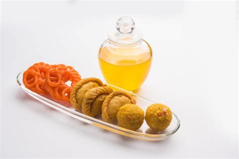 Индийские сладости гуджия мотихур ладду и джалеби и топленое масло или индийское топленое масло