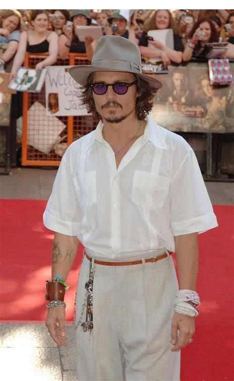 Not since william hurt's performance in children of a lesser god , and to a slightly lesser degree kevin costner's in jfk, has an actor so resoundingly stolen the show. Pin von Emi17 auf Johnny Depp in 2020 | Johnny depp, Fluch ...