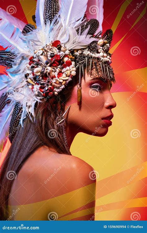 Seitenansicht Einer Schönen Nackten Frau in Stammeskehle Stockfoto Bild von hintergrund frau