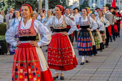 Tänzerinnen Und Tänzer Aus Portugal In Traditioneller Tracht Stockfoto