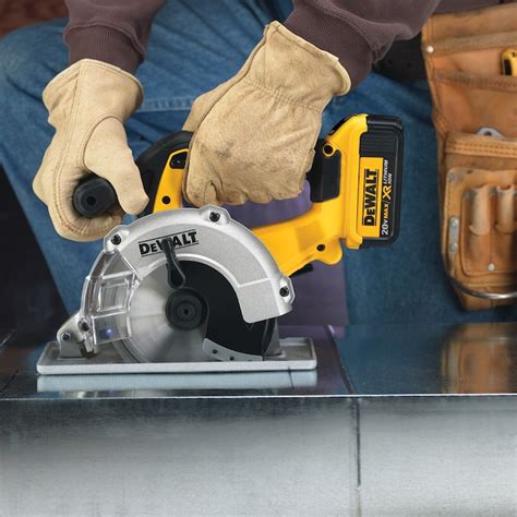 Dewalt 20 Volt Max 5 12 In Cordless Circular Saw In The Circular Saws