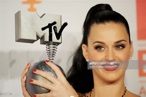 Katy Perry Poses With The Best Female Award In The Photo Room During