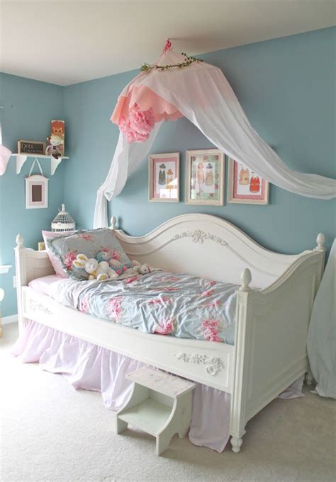 Shabby chic bedroom ideas are classic in designs and styles with contrasting themes yet quite popular as favorite option for remodeling or making over bedrooms these days. 25 Shabby Chic Kids Room Ideas | HomeMydesign