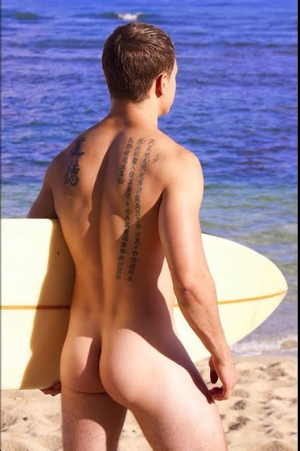 Pelados no Surf Naked in the surf Klebber toledo exibe corpão surfando nas praias cariocas