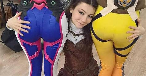Three Cosplay Girls At A Gaming Convention Imgur
