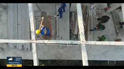 Prédio Irregular Construído Em área De Proteção Ambiental é Demolido No Morro Dos Tabajaras