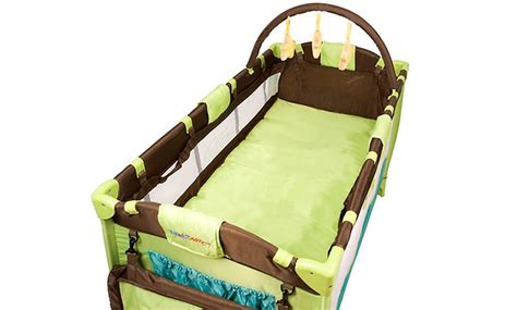 Reisebetten bieten eine optimale lösung, da sie kompakt gefaltet und somit leicht transportiert werden können. Kinder-Reisebett mit Spielbogen | Groupon Goods