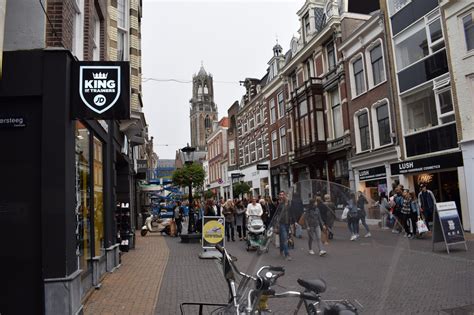 In een besloten sfeer alleen voor vaste klanten. Winkelopeningstijden Utrecht, zijn de winkels open in ...