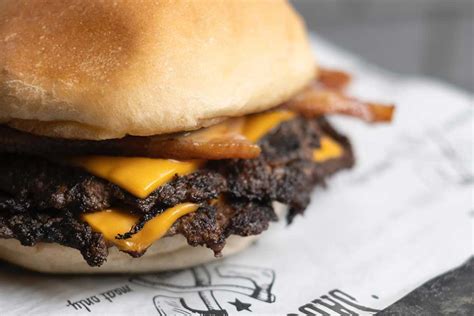 Smash Burger A Tendência Do Hambúrguer Com A Carne Prensada Na Chapa