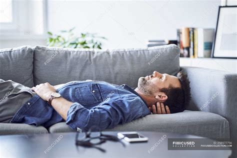 Relajado Hombre Durmiendo En El Sof Ocio Descanso Stock Photo
