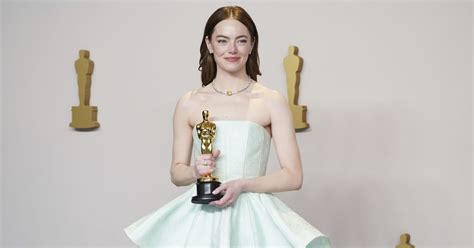 Оскар 2024 в Емми Стоун порвалася сукня на церемонії фото відео