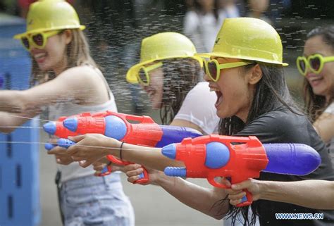 People Enjoy Water Fight In Vancouver Canada Xinhua Englishnewscn