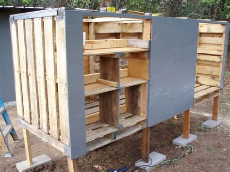 This will save me some of the cost of the wood that i need. DIY Pallet Chicken Coop | The Owner-Builder Network