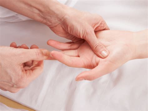 7 Amazing Health Benefits Of Hand Reflexology